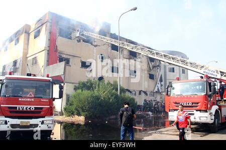 Il Cairo, Egitto. 28 Luglio, 2015. Vigili del fuoco egiziano di mettere fuori le fiamme dopo un incendio scoppiato a Al-Helw mobili fabbrica a nord della capitale del Cairo uccidendo almeno 19 lavora secondo la sicurezza e la salute dei lavoratori nel Luglio 28, 2015. I funzionari di sicurezza detto l'incendio infuriò attraverso i tre piani di fabbrica e il suo magazzino dopo una bombola di gas è esplosa © Stringer/immagini APA/ZUMA filo/Alamy Live News Foto Stock