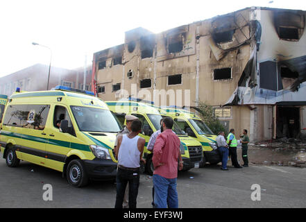 Il Cairo, Egitto. 28 Luglio, 2015. Polizia egiziana e ambulanze sono visti al di fuori del Al-Helw mobili fabbrica a nord della capitale del Cairo dopo l'edificio ha preso fuoco uccidendo almeno 19 lavora secondo la sicurezza e la salute dei lavoratori, il 28 luglio 2015. I funzionari di sicurezza detto l'incendio infuriò attraverso i tre piani di fabbrica e il suo magazzino dopo una bombola di gas è esplosa © Stringer/immagini APA/ZUMA filo/Alamy Live News Foto Stock