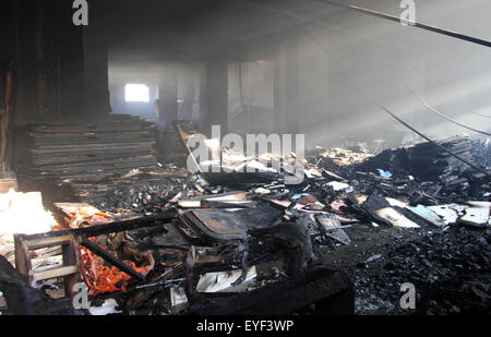 Il Cairo, Egitto. 28 Luglio, 2015. Il danno è visibile dopo un incendio scoppiato a Al-Helw mobili fabbrica a nord della capitale del Cairo uccidendo almeno 19 lavora secondo la sicurezza e la salute dei lavoratori nel Luglio 28, 2015. I funzionari di sicurezza detto l'incendio infuriò attraverso i tre piani di fabbrica e il suo magazzino dopo una bombola di gas è esplosa © Stringer/immagini APA/ZUMA filo/Alamy Live News Foto Stock