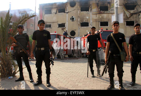 Il Cairo, Egitto. 28 Luglio, 2015. Polizia egiziana e ambulanze sono visti al di fuori del Al-Helw mobili fabbrica a nord della capitale del Cairo dopo l'edificio ha preso fuoco uccidendo almeno 19 lavora secondo la sicurezza e la salute dei lavoratori, il 28 luglio 2015. I funzionari di sicurezza detto l'incendio infuriò attraverso i tre piani di fabbrica e il suo magazzino dopo una bombola di gas è esplosa © Stringer/immagini APA/ZUMA filo/Alamy Live News Foto Stock