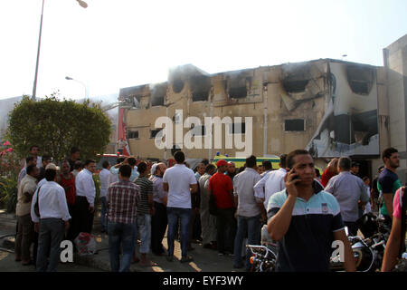 Il Cairo, Egitto. 28 Luglio, 2015. Vigili del fuoco egiziano di mettere fuori le fiamme dopo un incendio scoppiato a Al-Helw mobili fabbrica a nord della capitale del Cairo uccidendo almeno 19 lavora secondo la sicurezza e la salute dei lavoratori nel Luglio 28, 2015. I funzionari di sicurezza detto l'incendio infuriò attraverso i tre piani di fabbrica e il suo magazzino dopo una bombola di gas è esplosa © Stringer/immagini APA/ZUMA filo/Alamy Live News Foto Stock