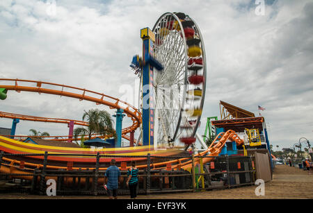 La ruota panoramica Ferris in azione sul molo di Santa Monica Foto Stock