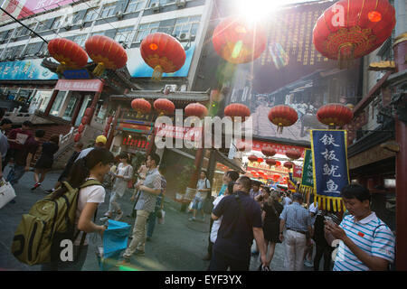 Il mercato notturno e cibi esotici di Wangfujing Street, a Pechino, in Cina. Foto Stock