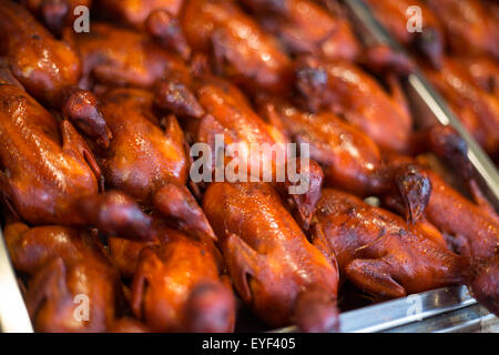 Il mercato notturno e cibi esotici di Wangfujing Street, a Pechino, in Cina. Foto Stock