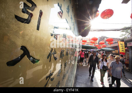 Il mercato notturno e cibi esotici di Wangfujing Street, a Pechino, in Cina. Foto Stock