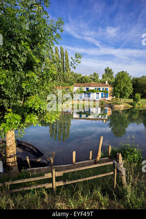 Cottage idilliaco accanto a un canale in Francia Marais-Poitevin Foto Stock