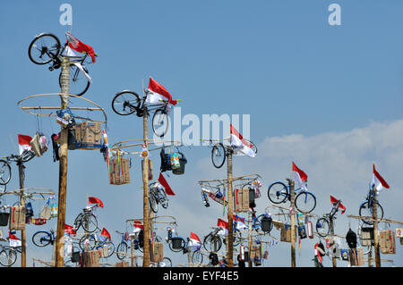 Noci di arec Noce concorrenza rampicante o Panjat Pinang è una delle attività del popolo indonesiano per celebrare l'indipendenza Foto Stock