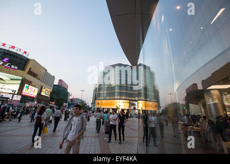 Wangfujing Street, famosa per lo shopping, a Pechino, Cina Foto Stock