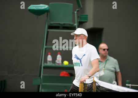 27.06.2015. Il torneo di Wimbledon Tennis Championships 2015 tenutosi presso il All England Lawn Tennis e Croquet Club di Londra, Inghilterra, Regno Unito. Novak Djokovic (SRB) [1] pratiche con Dominic THIEM sul n. 19 Corte, guardato dal suo allenatore Boris Becker Foto Stock