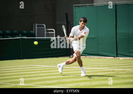 27.06.2015. Il torneo di Wimbledon Tennis Championships 2015 tenutosi presso il All England Lawn Tennis e Croquet Club di Londra, Inghilterra, Regno Unito. Novak Djokovic (SRB) [1] pratiche con Dominic THIEM sul n. 19 Corte, guardato dal suo allenatore Boris Becker Foto Stock