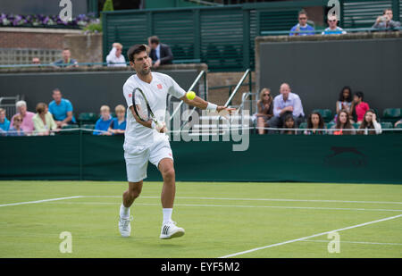 27.06.2015. Il torneo di Wimbledon Tennis Championships 2015 tenutosi presso il All England Lawn Tennis e Croquet Club di Londra, Inghilterra, Regno Unito. Novak Djokovic (SRB) [1] pratiche con Dominic THIEM sul n. 19 Corte, guardato dal suo allenatore Boris Becker Foto Stock