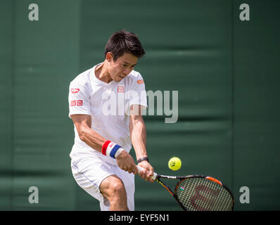 27.06.2015. Il torneo di Wimbledon Tennis Championships 2015 tenutosi presso il All England Lawn Tennis e Croquet Club di Londra, Inghilterra, Regno Unito. Kei NISHIKORI (JPN) [5] pratiche sulla corte 5. Foto Stock