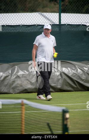 28.06.2015. Il torneo di Wimbledon Tennis Championships 2015 tenutosi presso il All England Lawn Tennis e Croquet Club di Londra, Inghilterra, Regno Unito. Novak Djokovic (SRB) [1] all'Aorangi pratica tribunali guardato dal suo allenatore Boris Becker. Foto Stock