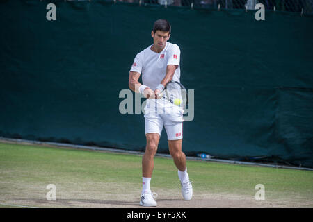 28.06.2015. Il torneo di Wimbledon Tennis Championships 2015 tenutosi presso il All England Lawn Tennis e Croquet Club di Londra, Inghilterra, Regno Unito. Novak Djokovic (SRB) [1] all'Aorangi pratica tribunali guardato dal suo allenatore Boris Becker. Foto Stock