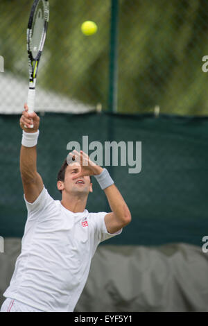 28.06.2015. Il torneo di Wimbledon Tennis Championships 2015 tenutosi presso il All England Lawn Tennis e Croquet Club di Londra, Inghilterra, Regno Unito. Novak Djokovic (SRB) [1] all'Aorangi pratica tribunali guardato dal suo allenatore Boris Becker. Foto Stock