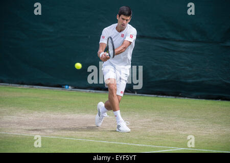 28.06.2015. Il torneo di Wimbledon Tennis Championships 2015 tenutosi presso il All England Lawn Tennis e Croquet Club di Londra, Inghilterra, Regno Unito. Novak Djokovic (SRB) [1] all'Aorangi pratica tribunali guardato dal suo allenatore Boris Becker. Foto Stock