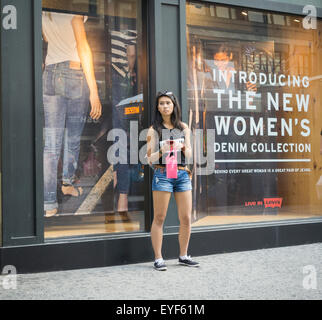 La Levi's store in Herald Square a New York il Venerdì, 24 luglio 2015. L'aumento dell'usura athleisure ha ferito il denim industria come donne schiva skinny jeans per lo yoga pantaloni. Levi's le vendite sono diminuite come la società si è persa la tendenza ma sta recuperando aggiungendo stretch per la loro linea di donna jeans. Levi's è il quinto più grande azienda di abbigliamento negli Stati Uniti con $4,8 miliardi di euro di ricavi. (© Richard B. Levine) Foto Stock