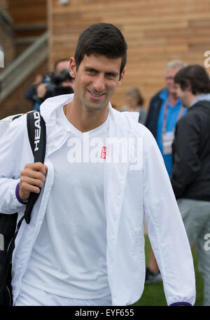 28.06.2015. Il torneo di Wimbledon Tennis Championships 2015 tenutosi presso il All England Lawn Tennis e Croquet Club di Londra, Inghilterra, Regno Unito. Novak Djokovic (SRB) [1] all'Aorangi pratica tribunali guardato dal suo allenatore Boris Becker. Foto Stock