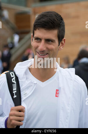 28.06.2015. Il torneo di Wimbledon Tennis Championships 2015 tenutosi presso il All England Lawn Tennis e Croquet Club di Londra, Inghilterra, Regno Unito. Novak Djokovic (SRB) [1] all'Aorangi pratica tribunali guardato dal suo allenatore Boris Becker. Foto Stock