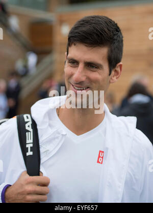 28.06.2015. Il torneo di Wimbledon Tennis Championships 2015 tenutosi presso il All England Lawn Tennis e Croquet Club di Londra, Inghilterra, Regno Unito. Novak Djokovic (SRB) [1] all'Aorangi pratica tribunali guardato dal suo allenatore Boris Becker. Foto Stock