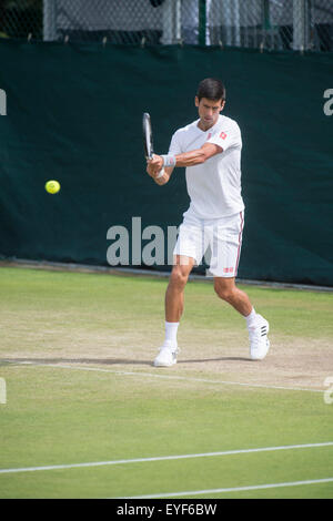 28.06.2015. Il torneo di Wimbledon Tennis Championships 2015 tenutosi presso il All England Lawn Tennis e Croquet Club di Londra, Inghilterra, Regno Unito. Novak Djokovic (SRB) [1] all'Aorangi pratica tribunali guardato dal suo allenatore Boris Becker. Foto Stock