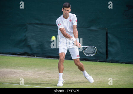 28.06.2015. Il torneo di Wimbledon Tennis Championships 2015 tenutosi presso il All England Lawn Tennis e Croquet Club di Londra, Inghilterra, Regno Unito. Novak Djokovic (SRB) [1] all'Aorangi pratica tribunali guardato dal suo allenatore Boris Becker. Foto Stock