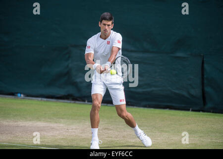 28.06.2015. Il torneo di Wimbledon Tennis Championships 2015 tenutosi presso il All England Lawn Tennis e Croquet Club di Londra, Inghilterra, Regno Unito. Novak Djokovic (SRB) [1] all'Aorangi pratica tribunali guardato dal suo allenatore Boris Becker. Foto Stock