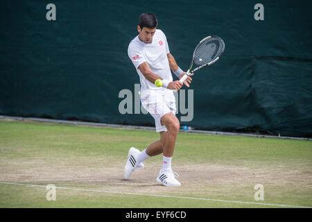 28.06.2015. Il torneo di Wimbledon Tennis Championships 2015 tenutosi presso il All England Lawn Tennis e Croquet Club di Londra, Inghilterra, Regno Unito. Novak Djokovic (SRB) [1] all'Aorangi pratica tribunali guardato dal suo allenatore Boris Becker. Foto Stock