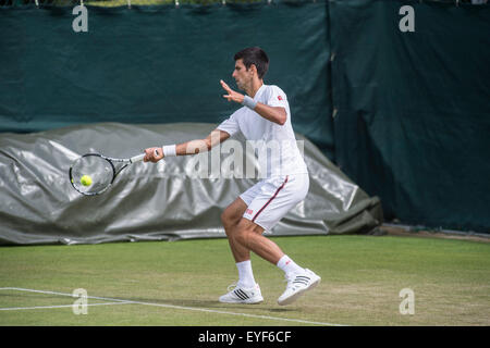 28.06.2015. Il torneo di Wimbledon Tennis Championships 2015 tenutosi presso il All England Lawn Tennis e Croquet Club di Londra, Inghilterra, Regno Unito. Novak Djokovic (SRB) [1] all'Aorangi pratica tribunali guardato dal suo allenatore Boris Becker. Foto Stock