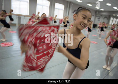 Vela d'oro di Danza di Società di Jinsong No.4 Scuola Elementare, a Pechino, Cina, 2015. Foto Stock