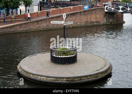 Una rotatoria a Birmingham Canal vecchia linea vicino luogo Danielle, Birmingham, Regno Unito Foto Stock