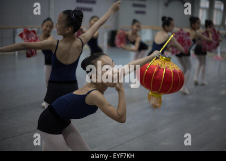 Vela d'oro di Danza di Società di Jinsong No.4 Scuola Elementare, a Pechino, Cina, 2015. Foto Stock