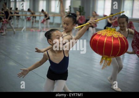 Vela d'oro di Danza di Società di Jinsong No.4 Scuola Elementare, a Pechino, Cina, 2015. Foto Stock