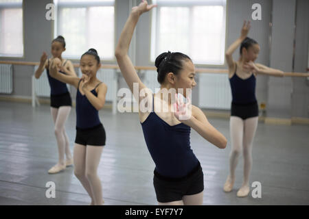 Vela d'oro di Danza di Società di Jinsong No.4 Scuola Elementare, a Pechino, Cina, 2015. Foto Stock