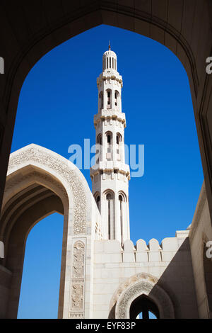 Minareto e inscritta archway Sultan Qaboos grande moschea; Muscat Oman Foto Stock