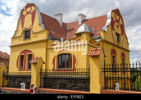 Casa Art Nouveau con personaggi simbolismo è stato costruito nel 1901 su progetto di Frantisek Bilek. Tabor, Repubblica Ceca Casa in ceco Foto Stock