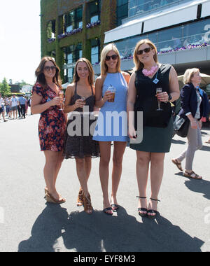 09.07.2015. Il torneo di Wimbledon Tennis Championships 2015 tenutosi presso il All England Lawn Tennis e Croquet Club di Londra, Inghilterra, Regno Unito. Ventole godendo di una grande giornata di tennis sotto il sole della corte centrale. Foto Stock