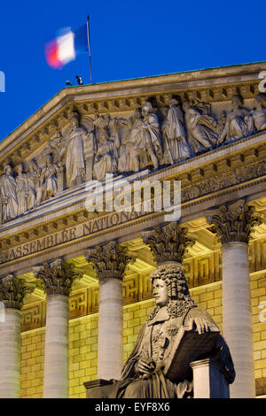 Vista notturna di Henri-Francois d'Aguesseau sotto Assemblee Nathionale, Parigi, Francia Foto Stock