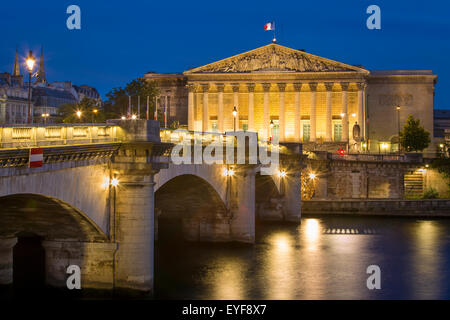Twilight vista sul fiume Senna, Pont de la Concorde e Assemblee Nationale, Parigi, Francia Foto Stock