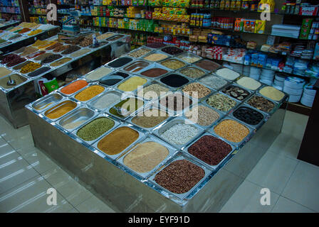 Visualizzazione dei semi, dadi, fagioli, lenticchie e legumi, Spice Shop Dubai Foto Stock