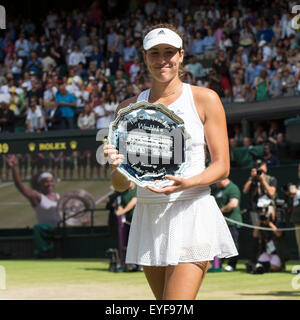 11.07.2015. Il torneo di Wimbledon Tennis Championships 2015 tenutosi presso il All England Lawn Tennis e Croquet Club di Londra, Inghilterra, Regno Unito. Serena Williams (USA) [1] v Garbine MUGURUZA (ESP) [20]. Ladies' Singles finale. Cerimonia di premiazione. Foto Stock