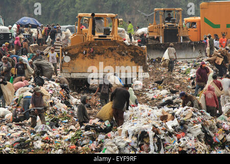 Discarica di Città del Guatemala. Attività di scarico di camion della nettezza urbana ed il lavaggio in una discarica. Foto Stock