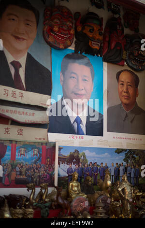 I manifesti politici con il presidente Mao e Xi Jinping, a Pechino, in Cina. Foto Stock