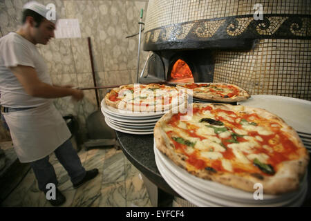 Italia rendendo la Pizza di Pizzeria Trianon da Ciro Napoli Foto