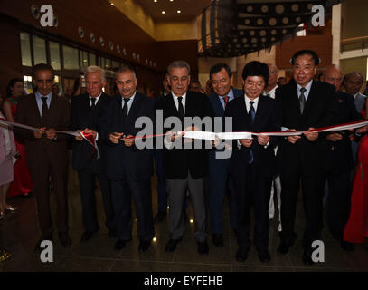 (150728) -- IZMIR, luglio 28, 2015(Xinhua) -- ospiti honored tagliato il nastro in occasione della cerimonia di apertura di Zhejiang Cultura Festival di Izmir, Turchia, 28 luglio 2015. (Xinhua/Egli Canling) Foto Stock