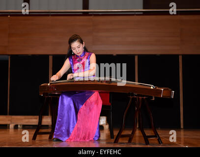 (150728) -- IZMIR, luglio 28, 2015(Xinhua) -- un'attrice riproduce zither cinese in occasione della cerimonia di apertura di Zhejiang Cultura Festival di Izmir, Turchia, 28 luglio 2015. (Xinhua/Egli Canling) Foto Stock