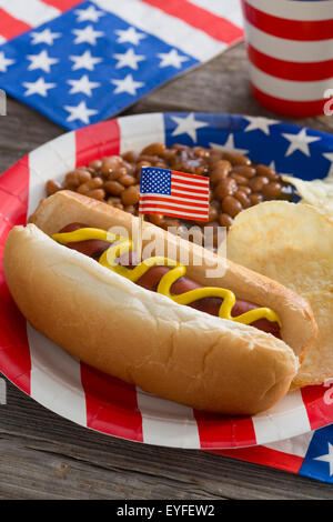 Hot-dog servito con fagioli e i chip sulla piastra USA Foto Stock