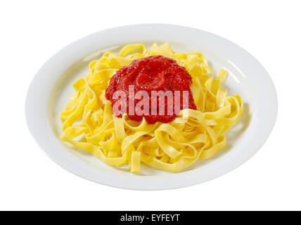 Sottile nastro di pasta con la salsa di pomodoro Foto Stock