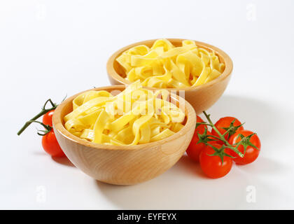 Cuocere la pasta a nastro in ciotole di legno Foto Stock