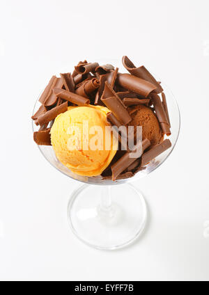 Palline di gelato decorata con riccioli di cioccolato Foto Stock